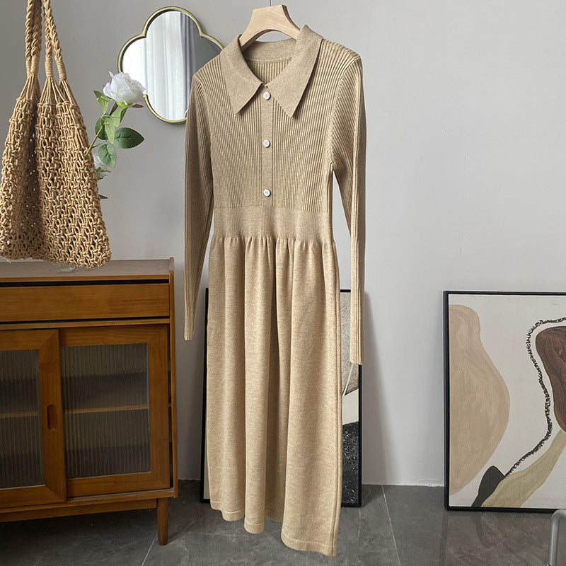 Rochie Anda bej din tricot cu nasturi decorativi