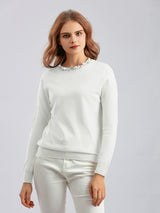Pulover Rosemary alb din tricot moale cu decolteu si mansete accesorizate cu perle