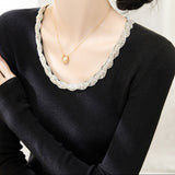 Bluza Indirra din tricot reiat cu decolteu accesorizat cu pietre strass