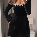 Rochie Ozana din catifea cu decolteu patrat accesorizat cu cristale