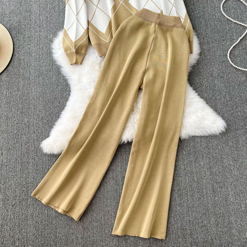 Compleu Sarina bej compus din bluza si pantaloni din tricot