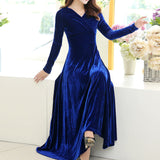 Rochie Delina albastra din catifea cu decolteu petrecut