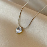 Lantisor cu pandantiv inima din cristal cu margini metalice