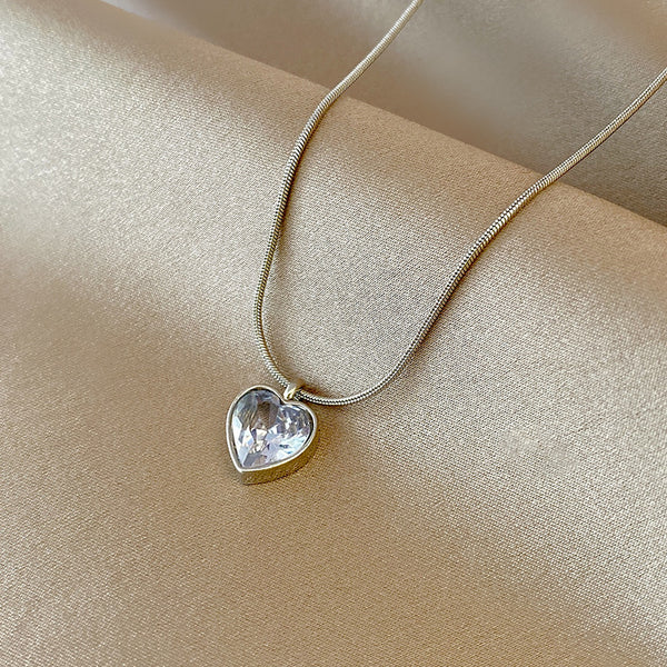 Lantisor cu pandantiv inima din cristal cu margini metalice