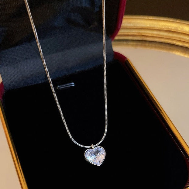 Lantisor cu pandantiv inima din cristal cu margini metalice
