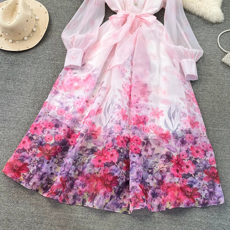 Rochie Finesse roz cu imprimeu floral si nasturi eleganti