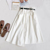 Fusta Akita accesorizata cu o curea