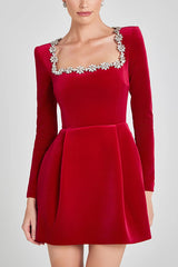 Rochie Ozana din catifea cu decolteu patrat accesorizat cu cristale