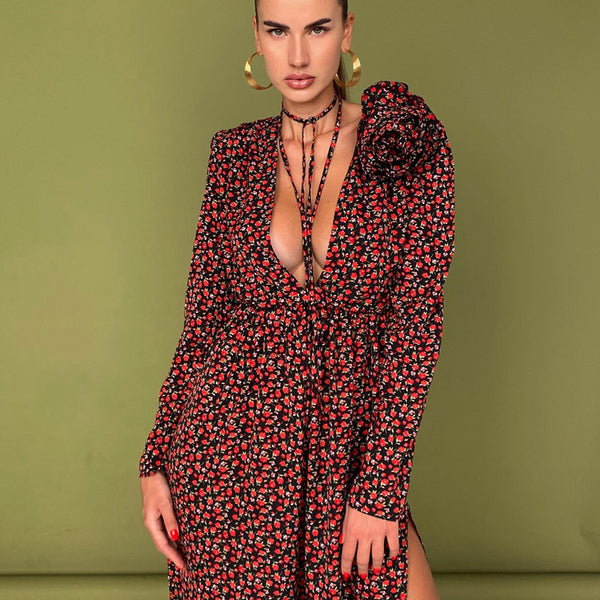 Rochie Dally roz cu detaliu floral iesit in relief si crapatura laterala