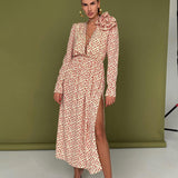 Rochie Dally roz cu detaliu floral iesit in relief si crapatura laterala