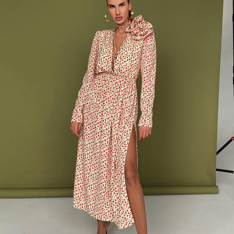 Rochie Dally roz cu detaliu floral iesit in relief si crapatura laterala