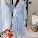 Rochie Silvy albastra cu imprimeu floral si decolteu accesorizat cu nod