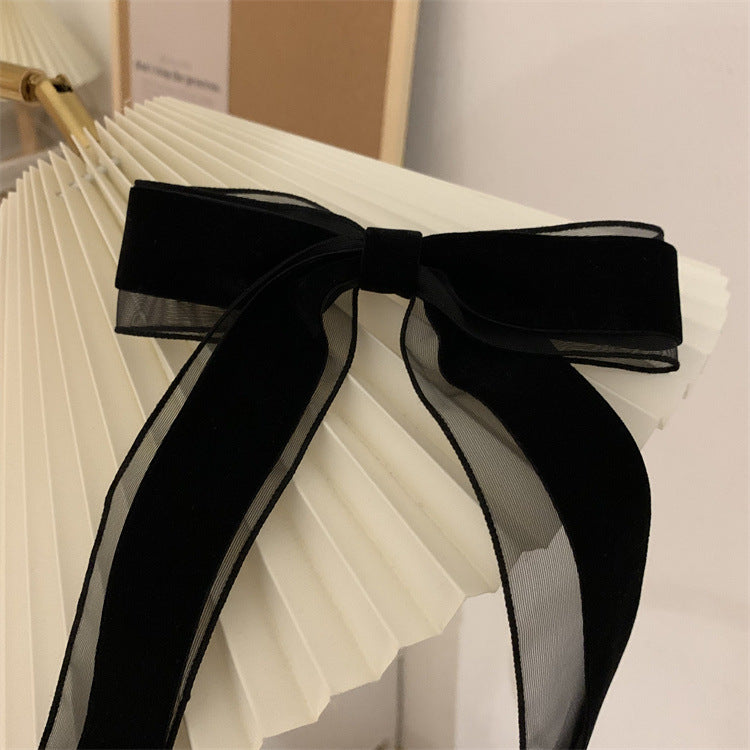 Agrafa de par tip funda din catifea cu margini din organza