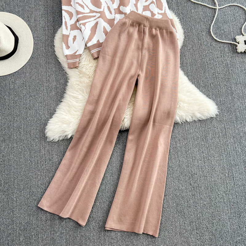 Set Abani bej din tricot compus din pantaloni si jerseu cu animal print