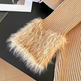 Bluza Sherra din tricot reiat cu terminatii din puf