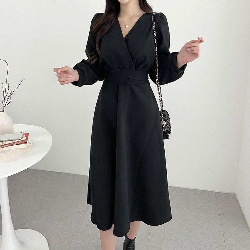 Rochie Janna neagra cu decolteu in V si maneci tip clopot