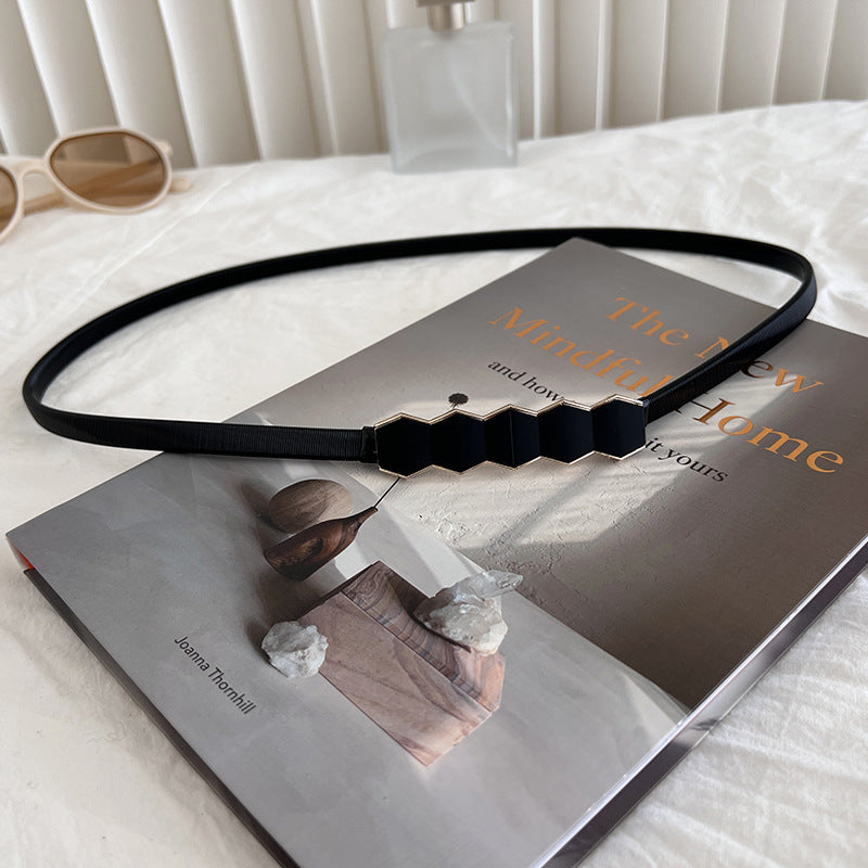 Curea subtire cu elemente decorative in mijloc