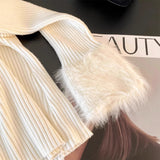 Bluza Sherra din tricot reiat cu terminatii din puf