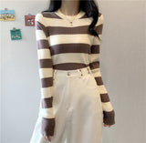 Bluza Claribel cu dungi albe din tricot moale