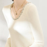 Bluza Indirra din tricot reiat cu decolteu accesorizat cu pietre strass