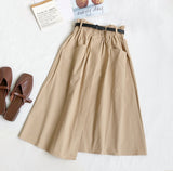 Fusta Akita accesorizata cu o curea