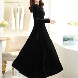 Rochie Delina neagra din catifea cu decolteu petrecut