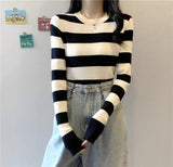 Bluza Claribel cu dungi albe din tricot moale