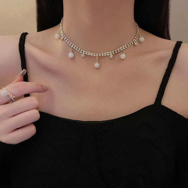 Colier chocker elegant cu pietre strass si perle