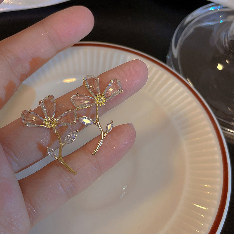 Cercei in forma de floare cu cristale din zirconiu, ace de argint S925