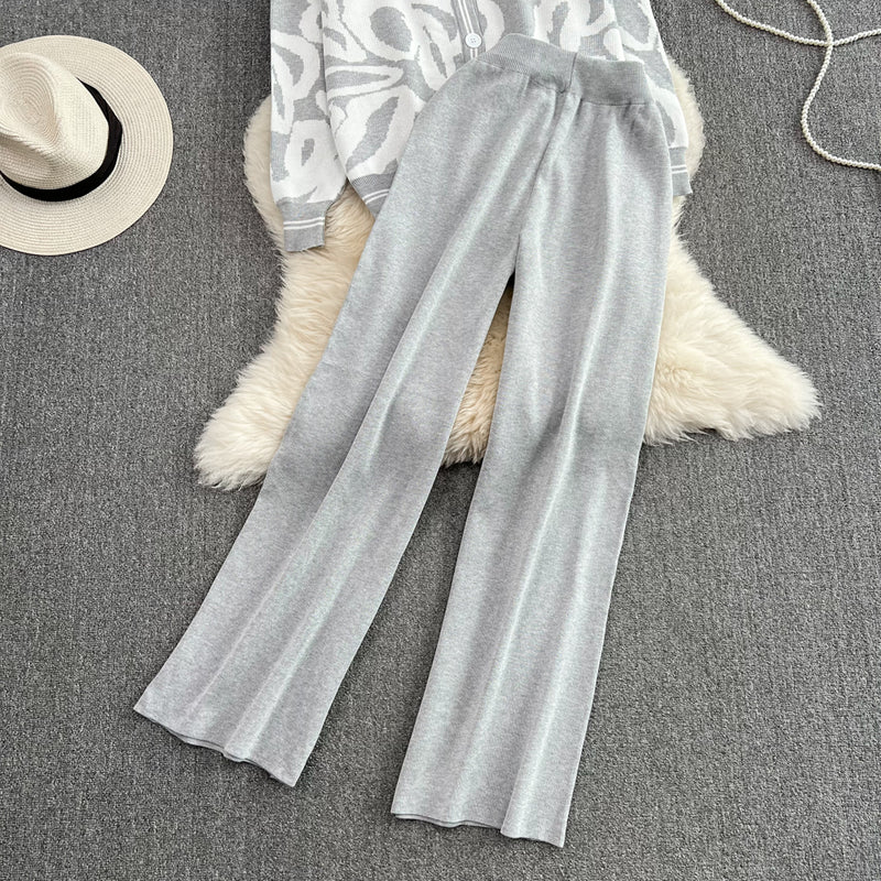 Set Abani gri din tricot compus din pantaloni si jerseu cu animal print