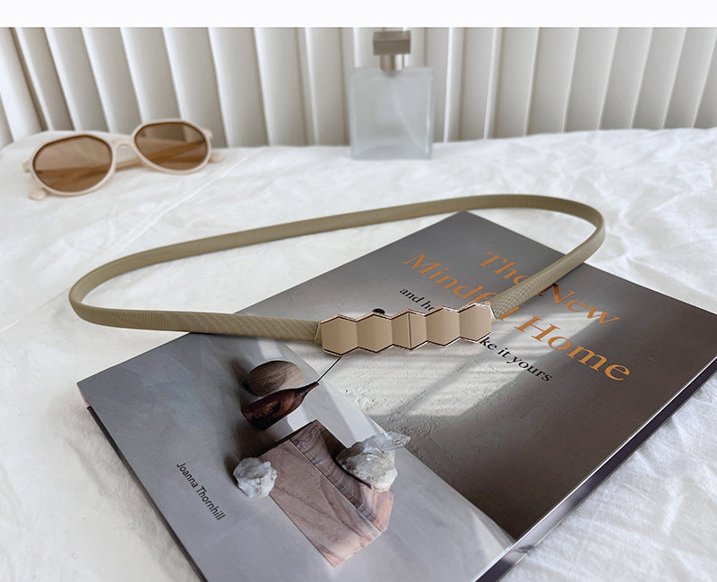 Curea subtire cu elemente decorative in mijloc