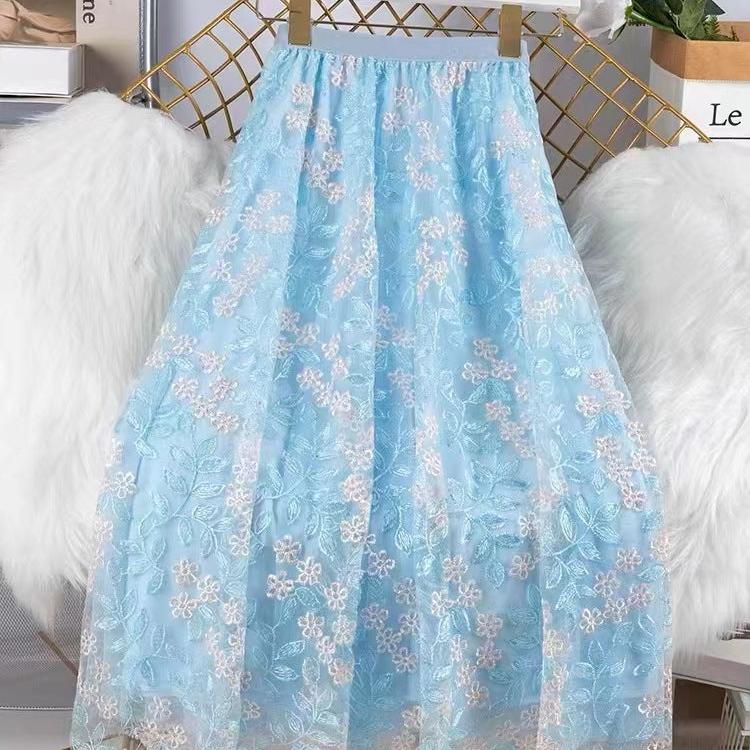 Fusta Doriane albastra din tulle cu insertii florale brodate