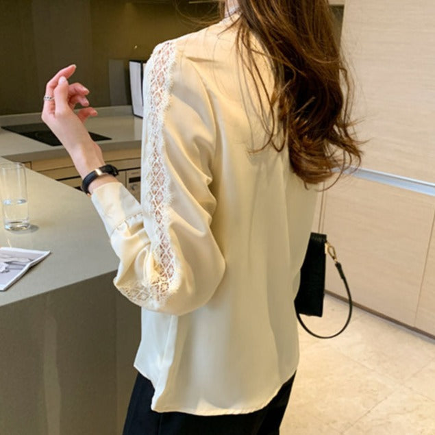 Bluza Nolla cu decolteu in V accesorizata cu detalii din dantela