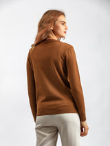 Pulover Rosemary maro din tricot moale cu decolteu si mansete accesorizate cu perle