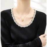 Bluza Indirra din tricot reiat cu decolteu accesorizat cu pietre strass