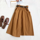 Fusta Akita accesorizata cu o curea