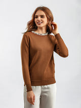 Pulover Rosemary maro din tricot moale cu decolteu si mansete accesorizate cu perle