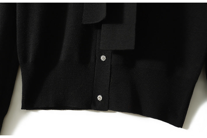 Bluza Visura neagra cu nasturi decorativi si nod