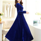 Rochie Delina albastra din catifea cu decolteu petrecut