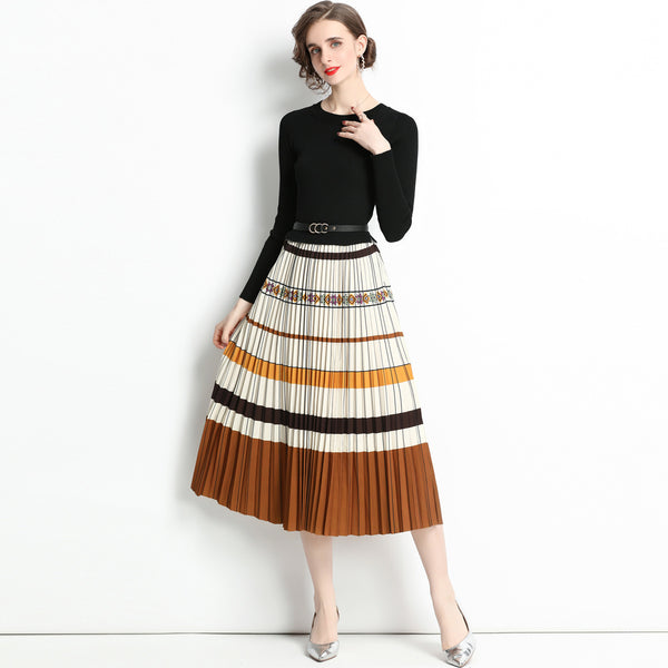 Rochie Finesse maro cu pliuri si curea accesorizat