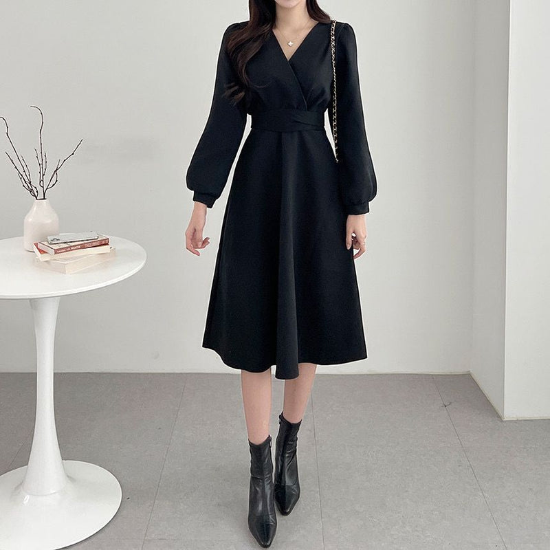 Rochie Janna neagra cu decolteu in V si maneci tip clopot