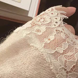 Bluza Amira cu decolteu in V si terminatii din dantela