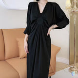 Rochie Abdi neagra cu flori rosii cu decolteu in V si maneci lasate tip clopot