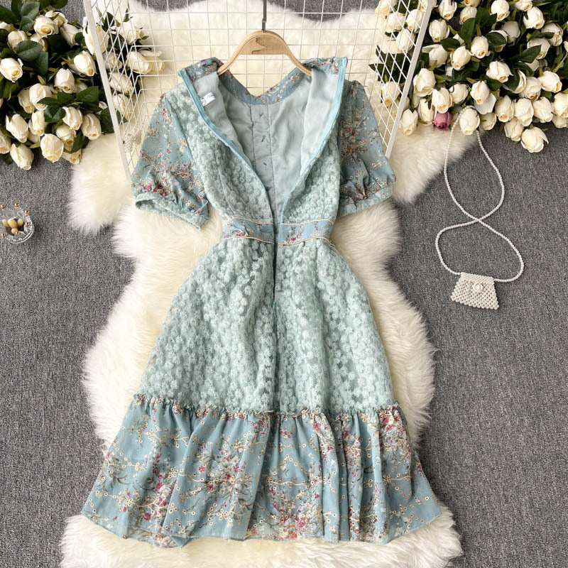 Rochie Nekoda cu detalii florale din dantela