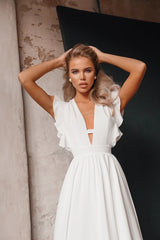 Rochie Sanzy cu decolteu adanc si volanase