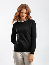 Pulover Rosemary negru din tricot moale cu decolteu si mansete accesorizate cu perle
