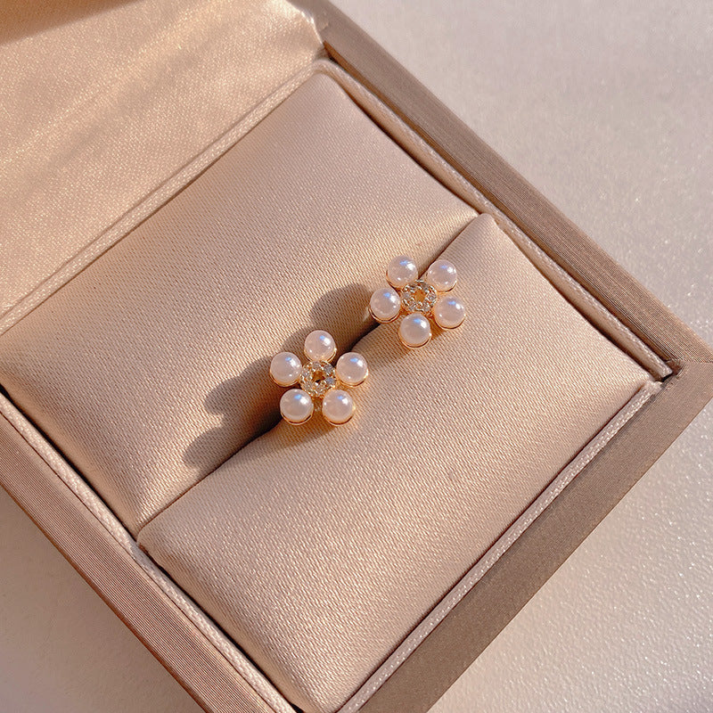 Cercei in forma de floare cu perle si ace de argint S925