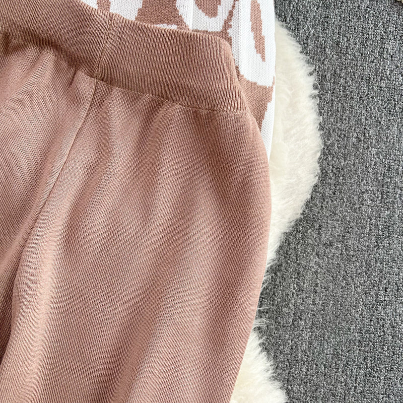 Set Abani bej din tricot compus din pantaloni si jerseu cu animal print