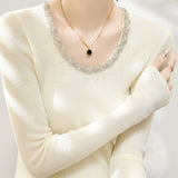 Bluza Indirra din tricot reiat cu decolteu accesorizat cu pietre strass