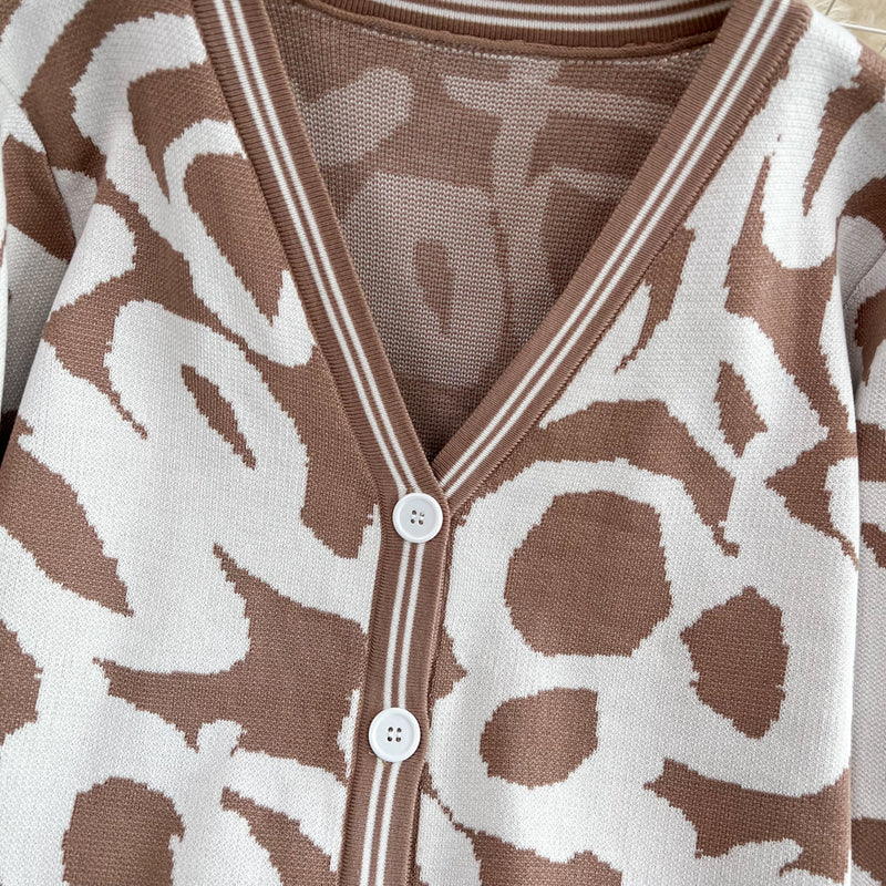 Set Abani bej din tricot compus din pantaloni si jerseu cu animal print
